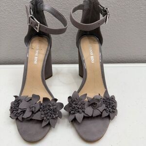 Gianni Bini Shoes Size 7 Gray Heels Flowers Suede Block Heel
